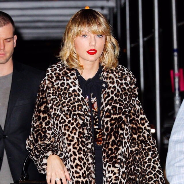 泰勒絲和凱蒂佩芮碰巧都穿上「豹紋」外套　你認為誰比較時尚？
