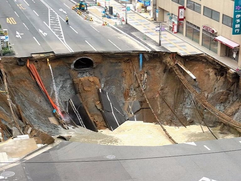 日本網友拍攝到福岡「馬路崩塌」一瞬間　超驚嚇：這是漂流教室嗎？