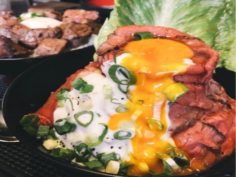 蛋黃狂流、肉又跟山一樣高!盤點台北 4 家丼飯店 根本是肉控的天堂
