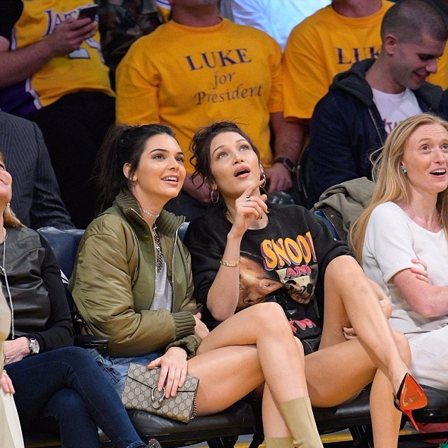 兩雙超強美腿！名模 Kendall Jenner 和 Bella Hadid 成為球賽場邊最性感的焦點！