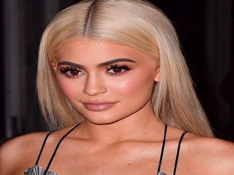卡戴珊小妹也裸了!Kylie Jenner 跟進姐姐們裸身拍雜誌了!
