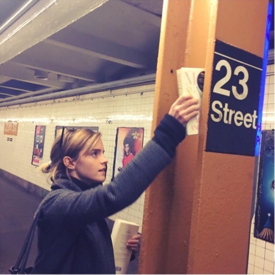 妙麗大選後現身紐約地鐵站藏書！艾瑪華森：我要更加努力為女性奮鬥