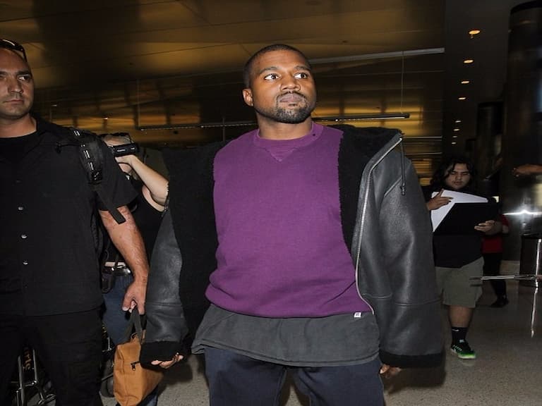 肯伊威斯特出現在公共場所　腳上不是穿 Yeezy 是...