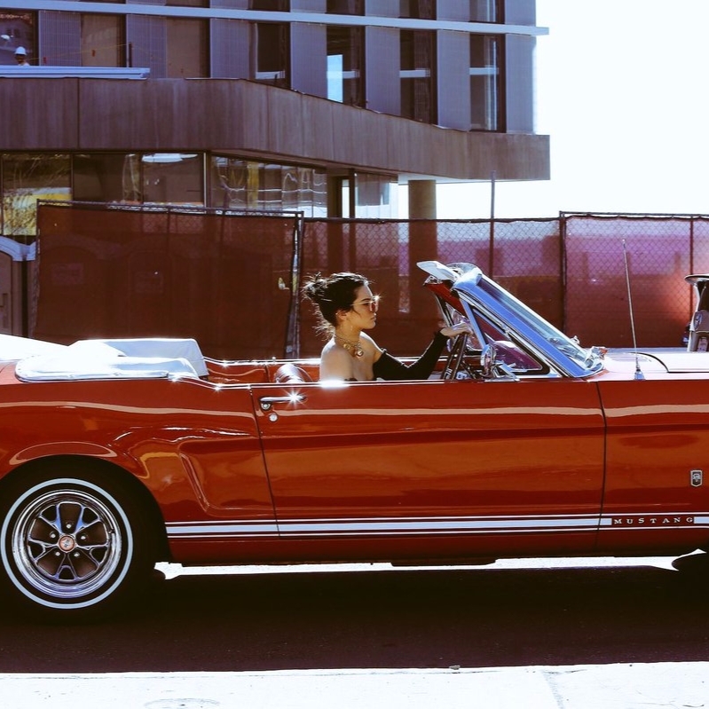 名車與超模都美！Kendall Jenner 開著紅色復古 Mustang 車款出門超高調！