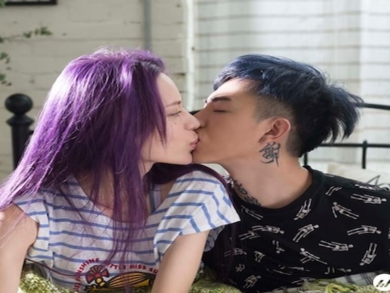 謝和弦揪正妹老婆拍 mv，從床上親到陽台！網友：「太害羞了吧」