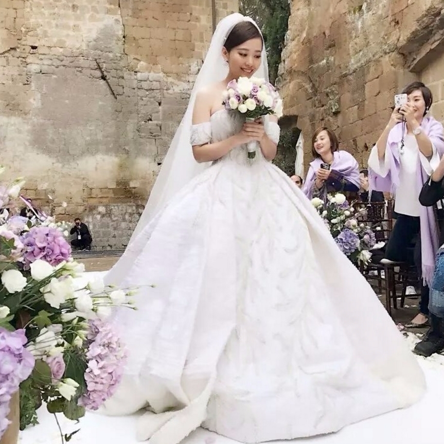 張靚穎美得引起美媒討論的嫁衣來自這個品牌！特地選在義大利古堡舉行婚禮也太浪漫了吧！