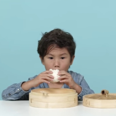 光是筷子就好難拿！美國小孩嘗試吃中華食物　都被包子和肉粽給嚇到？