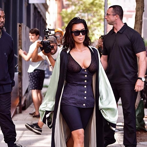 Kim Kardashian 推出 Kimoji 毛毛拖鞋，背後原因超感人