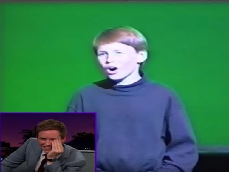 Eddie Redmayne 被逼重看 10 歲時拍下的音樂劇影片，慌忙得害羞崩潰真的超可愛！