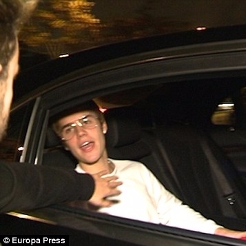 小賈在車上不滿遭騷擾　往男歌迷臉上揮拳見血！　