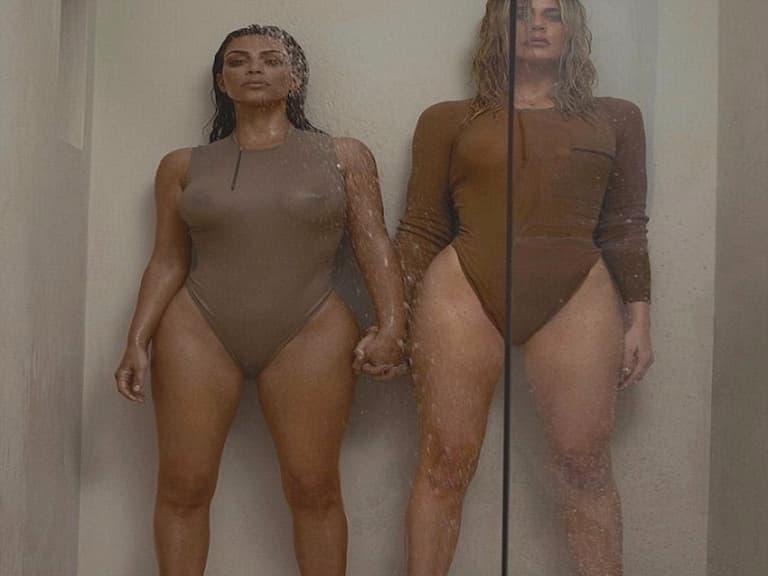 性感回歸!卡戴珊姊妹拍攝 Yeezy 時尚照片 Kim 大尺度展現驚人「豐臀」!