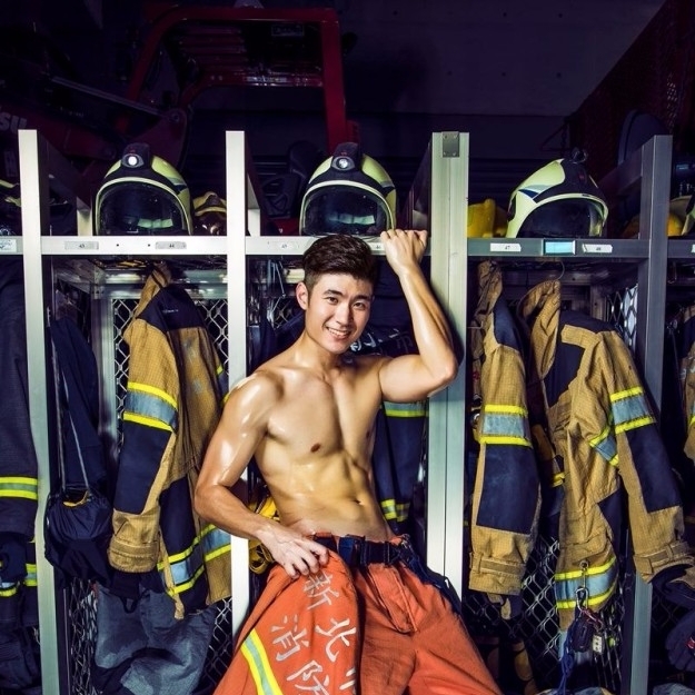 新北消防猛男月曆紅出國外　高顏值加肌肉身材迷倒美國網友：想立刻到台灣！