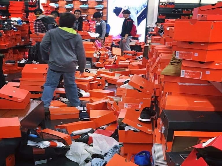在黑色星期五購物日當天 Nike 海外 Outlet 裡面居然變成了這付慘況...