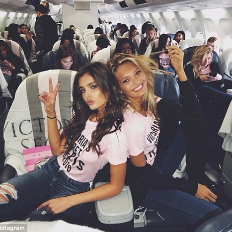 最性感班機！維多利亞的秘密模特集體抵達法國　讓人忍不住全程看修長美腿...