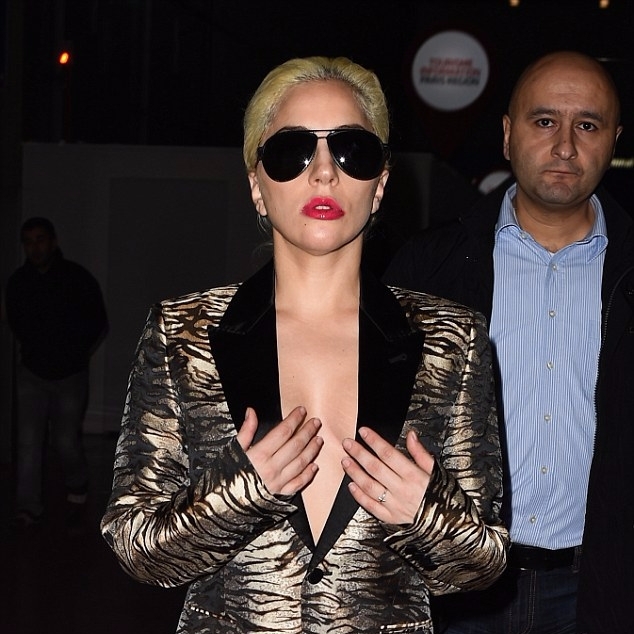 Lady Gaga 穿聖羅蘭男裝帥氣現身巴黎　準備維多利亞的秘密大秀表演！