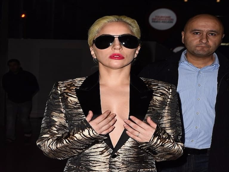 Lady Gaga 穿聖羅蘭男裝帥氣現身巴黎　準備維多利亞的秘密大秀表演！