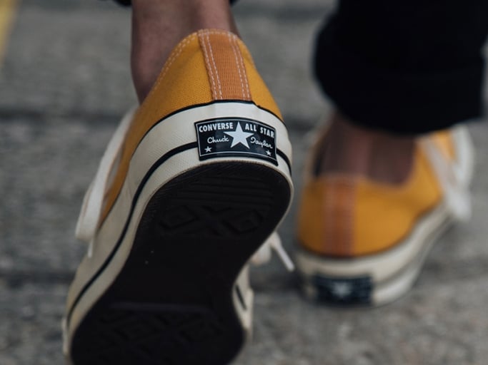 覺得冬季穿搭色系無趣？Converse 大熱鞋款全新配色你一定心動！