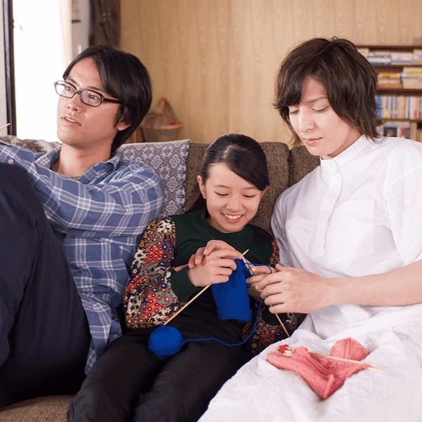 生田斗真新電影《當他們認真編織時》　超美女裝扮相和桐谷健太組多元家庭