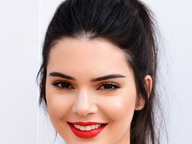 維多利亞的秘密後台直擊 Kendall Jenner 素顏　網友：卸妝立刻變普通...