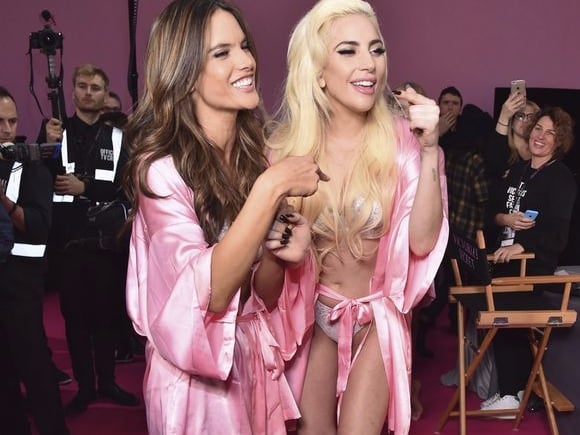 155 公分 Lady Gaga 為了與超模媲美　又準備了嚇死人不償命的「恨天高」...