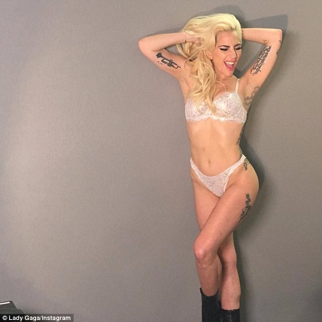 神奇！Lady Gaga 去年被嫌「臃腫」　一年後平坦小腹媲美維多利亞秘密天使！