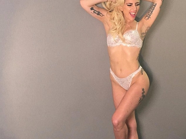 神奇！Lady Gaga 去年被嫌「臃腫」　一年後平坦小腹媲美維多利亞秘密天使！