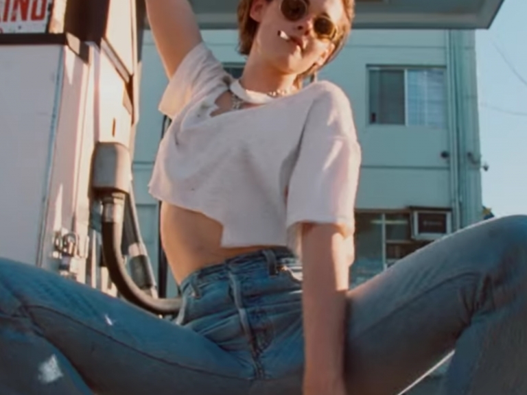 暮光女大爆發!Kristen Stewart 在滾石樂團的新歌 MV 中性感演出