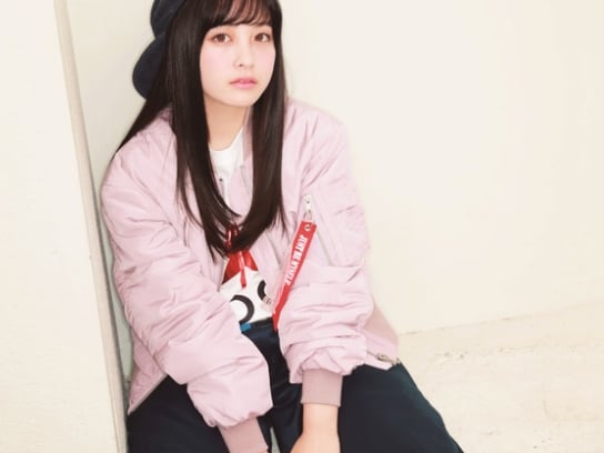 不只是可愛!「天使偶像」橋本環奈穿上 MA-1 首現酷帥的街頭女孩穿搭!