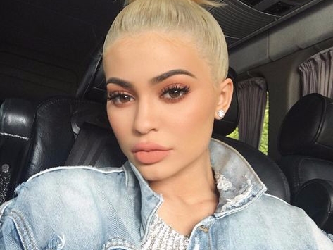歐美女神Kylie Jenner又出了超美眼影盤系列～不想花錢只好把眼睛戳瞎～