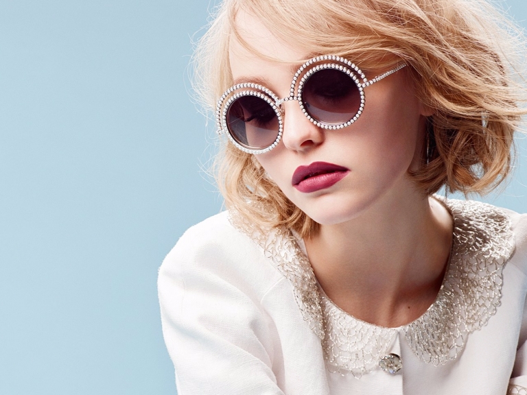 深得老佛爺歡心， Lily-Rose Depp 為 Chanel 最新時裝騷走秀，散發超懾人氣質！