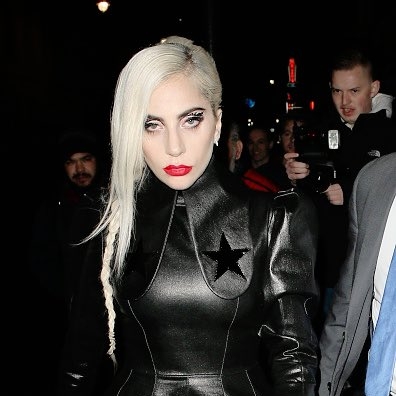 Lady Gaga 真的回來了！女神卡卡金髮搭配黑色皮裙　前衛時尚現身倫敦！