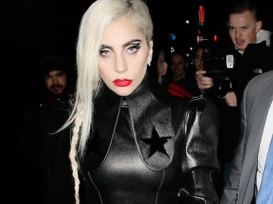 Lady Gaga 真的回來了！女神卡卡金髮搭配黑色皮裙　前衛時尚現身倫敦！