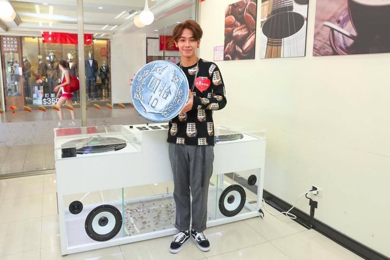 1~100 歲都淪陷的「透明 DJ 箱」席捲小七，為什麼我沒跟到？！ JUKSY 街星