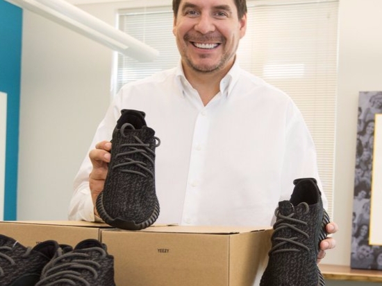 為了它不辭職了！這位老闆用「YEEZY」獎勵優秀員工，再累都要撐下去！