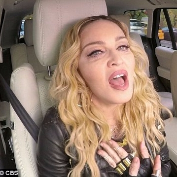 節目史上最瘋狂！瑪丹娜車上卡拉 OK 劈腿至車頂　網友笑：證明腿比較短！
