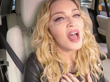 節目史上最瘋狂！瑪丹娜車上卡拉 OK 劈腿至車頂　網友笑：證明腿比較短！