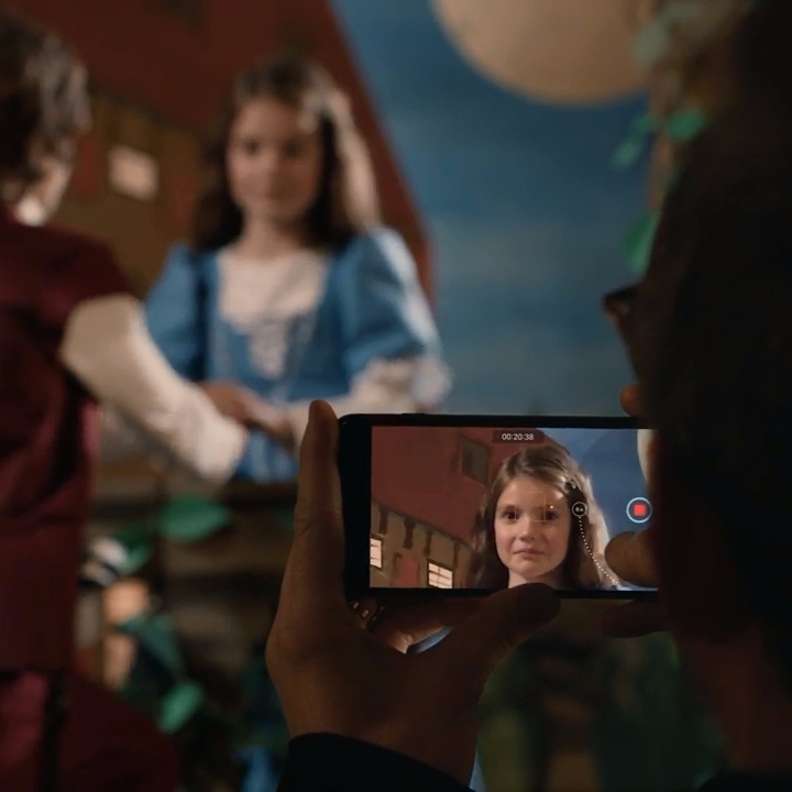 蘋果發布最新廣告片《Romeo and Juliet》，這次要說的是雙攝和光學變焦