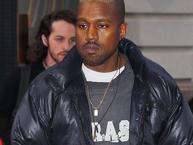 肯伊威斯特染金髮現身紐約 腳上是這一雙尚未發售的最新 Yeezy Boost!