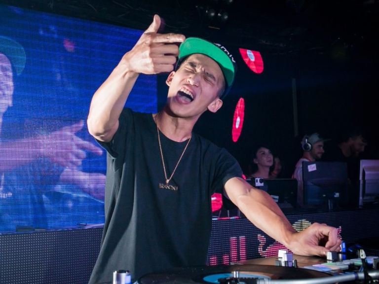 一起為台灣冠軍 DJ DinPe i 加油，  成為 2016 Red Bull Thre3style 世界混音派對之王！