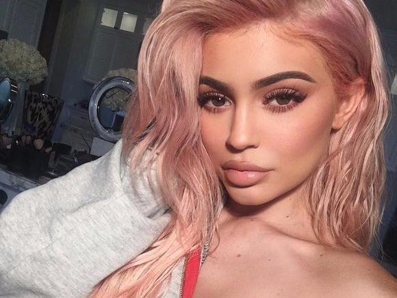 這麼好買？卡戴珊小妹 Kylie Jenner 品牌人氣爆表　男女都瘋搬貨怎麼一回事？