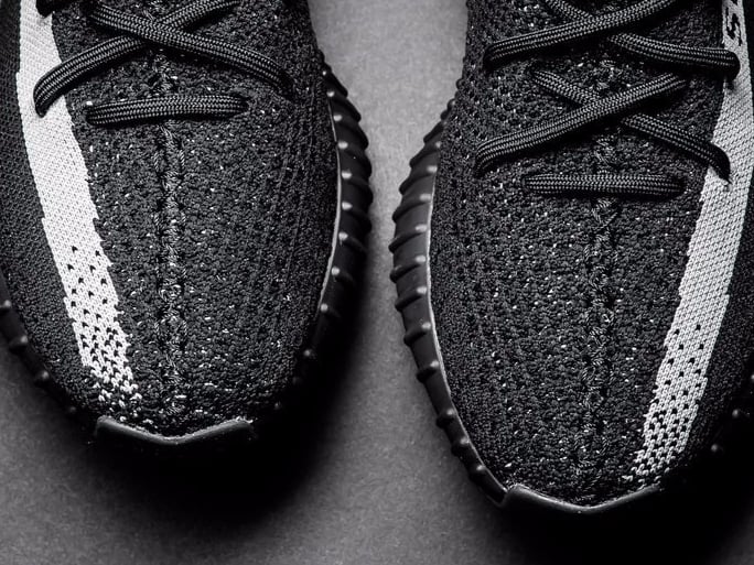 鞋頭偷跑！YEEZY 350 V2 黑白配色居然有 55 雙以上被這人搶先買走....