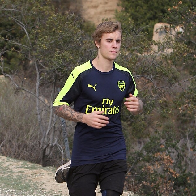 腿又直又細！小賈斯汀約新女伴登山遠足　「她」性感緊身運動裝太搶眼！