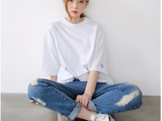 擺脫稚氣、提升個人時尚感！25 歲的輕熟女們，你的衣櫥應該擁有這 3 款牛仔褲！