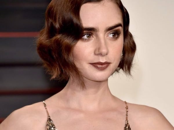 與奇洛李維斯合作的新戲預告曝光！演厭食症患者的 Lily Collins 也太骨感了吧！
