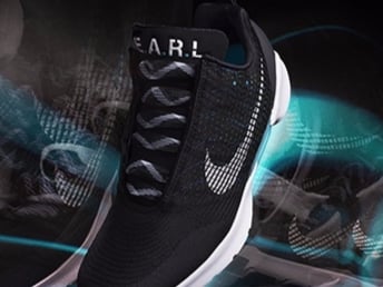 這會不會太帥了？史上第一雙「自動繫鞋帶」鞋款終於量產！Nike HyperAdapt 1.0 讓你帥到沒朋友