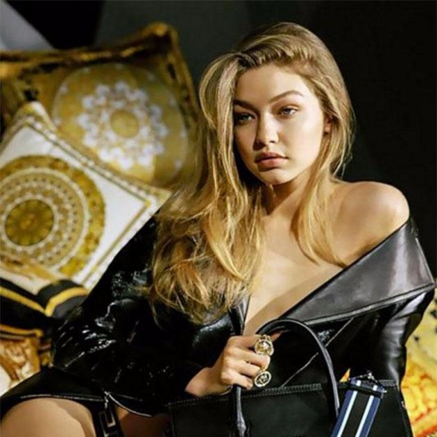 挑戰性感底線！Gigi Hadid 全裸拍 Versace 最新廣告，大秀完美身段！
