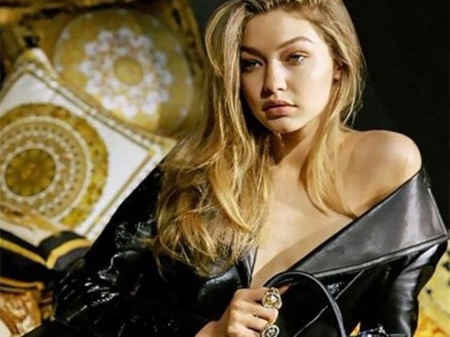 挑戰性感底線！Gigi Hadid 全裸拍 Versace 最新廣告，大秀完美身段！