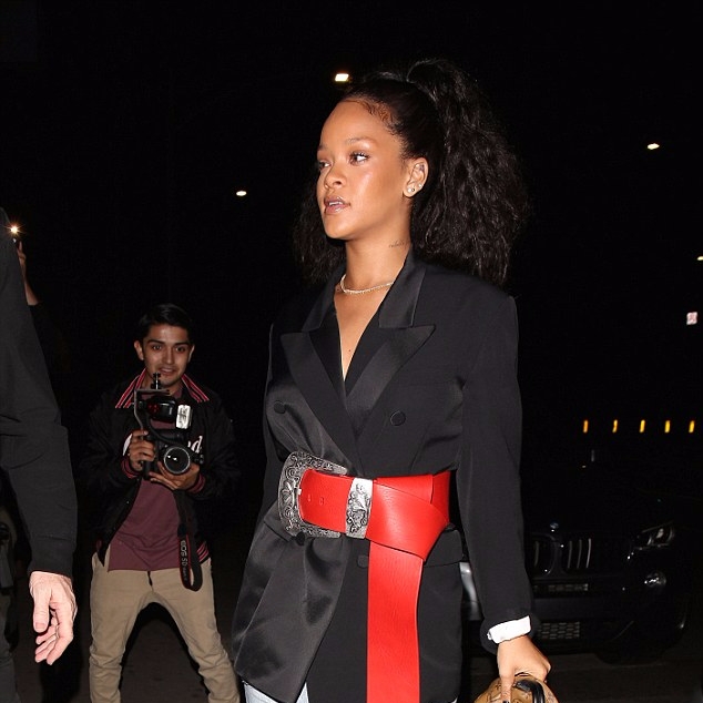 蕾哈娜超應景聖誕節裝扮超吸睛　光靠腰帶就夠了！