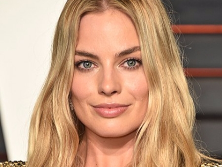 小丑女神 Margot Robbie 的澳洲婚禮曝光！她的露肩嫁衣與叛逆婚照真的太帥了！
