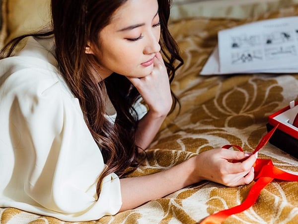 劉亦菲甩開宋承憲又戀愛了嗎?神秘邀約及絕美錶款,曖昧的氣氛正悄悄展開啊!